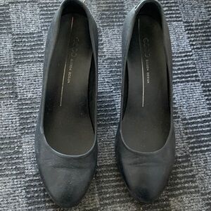 Ecco Black Leather Round-Toe heels